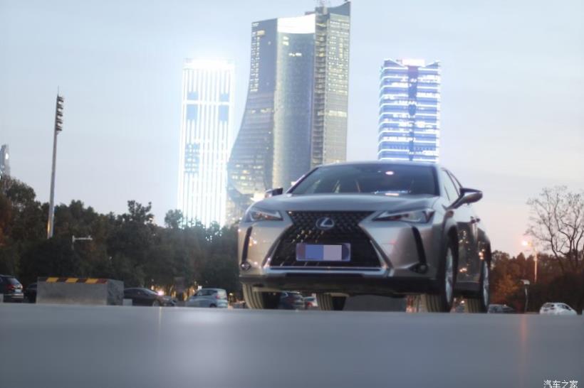 Lexus UX200 