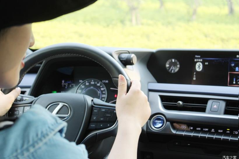 Lexus UX200 