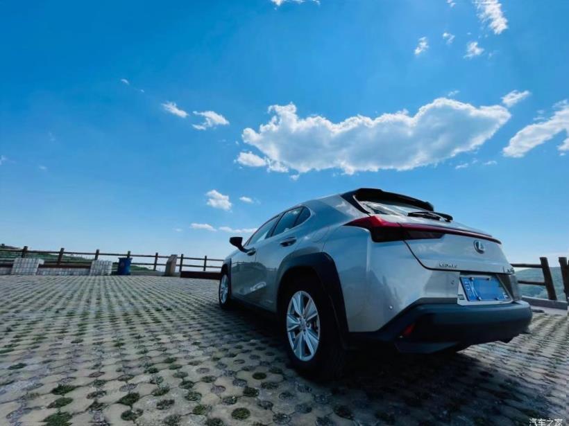 Lexus UX200 
