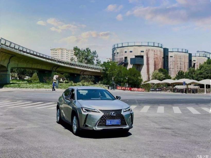 Lexus UX200 