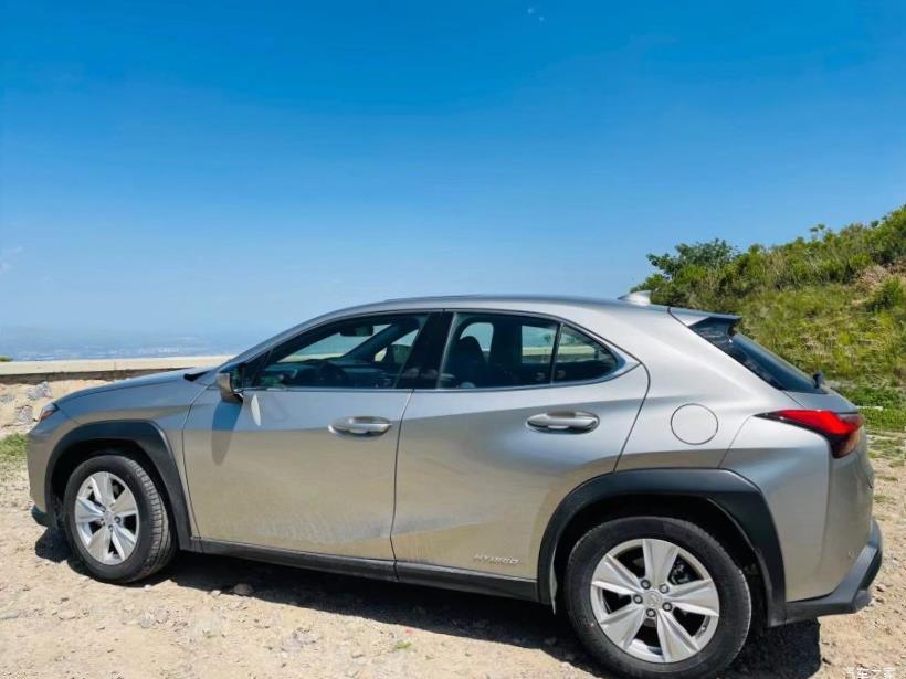 Lexus UX200 