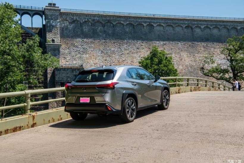 Lexus UX200 