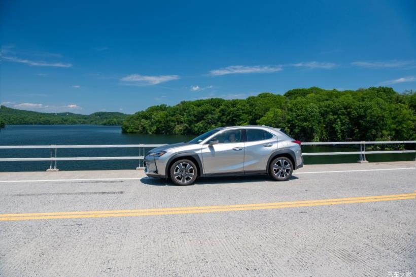 Lexus UX200 