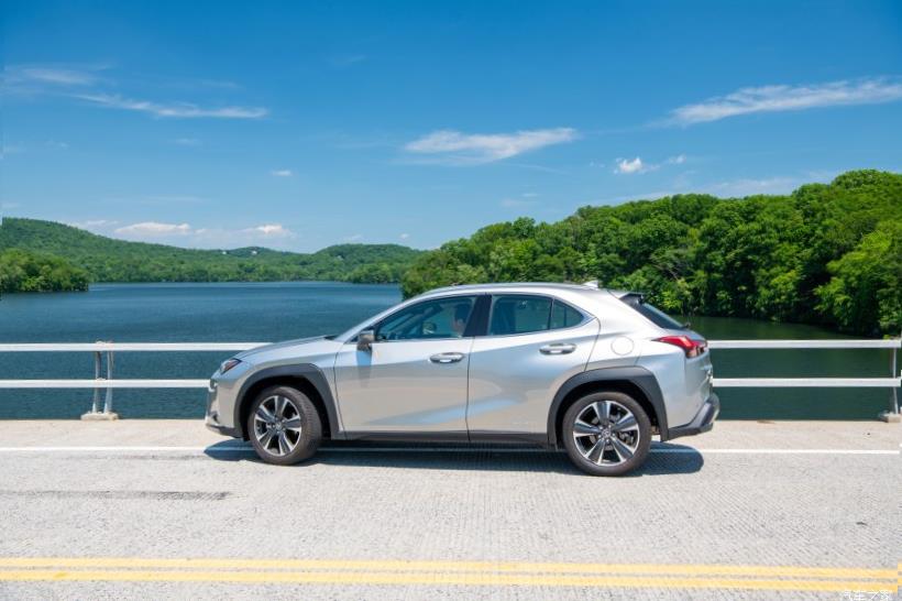 Lexus UX200 