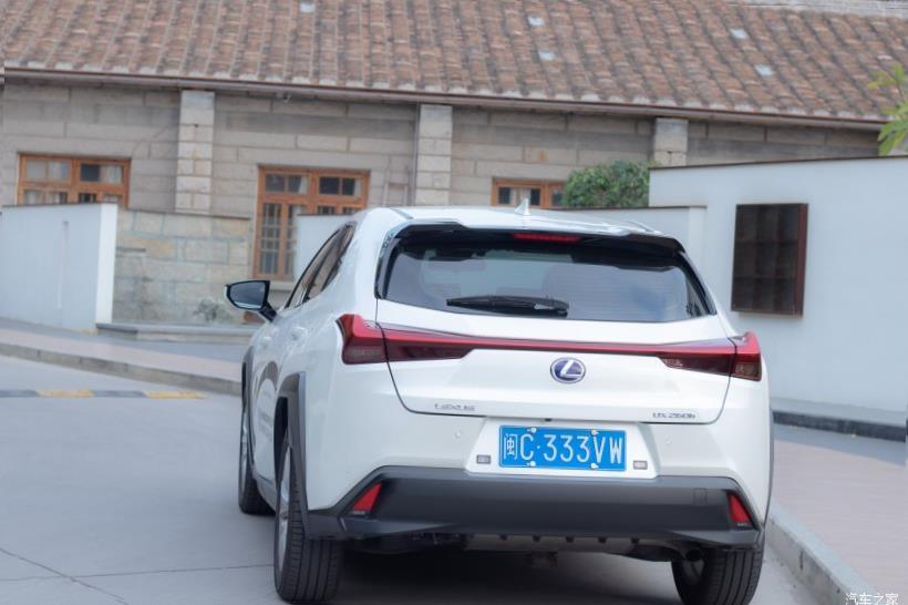 Lexus UX200 