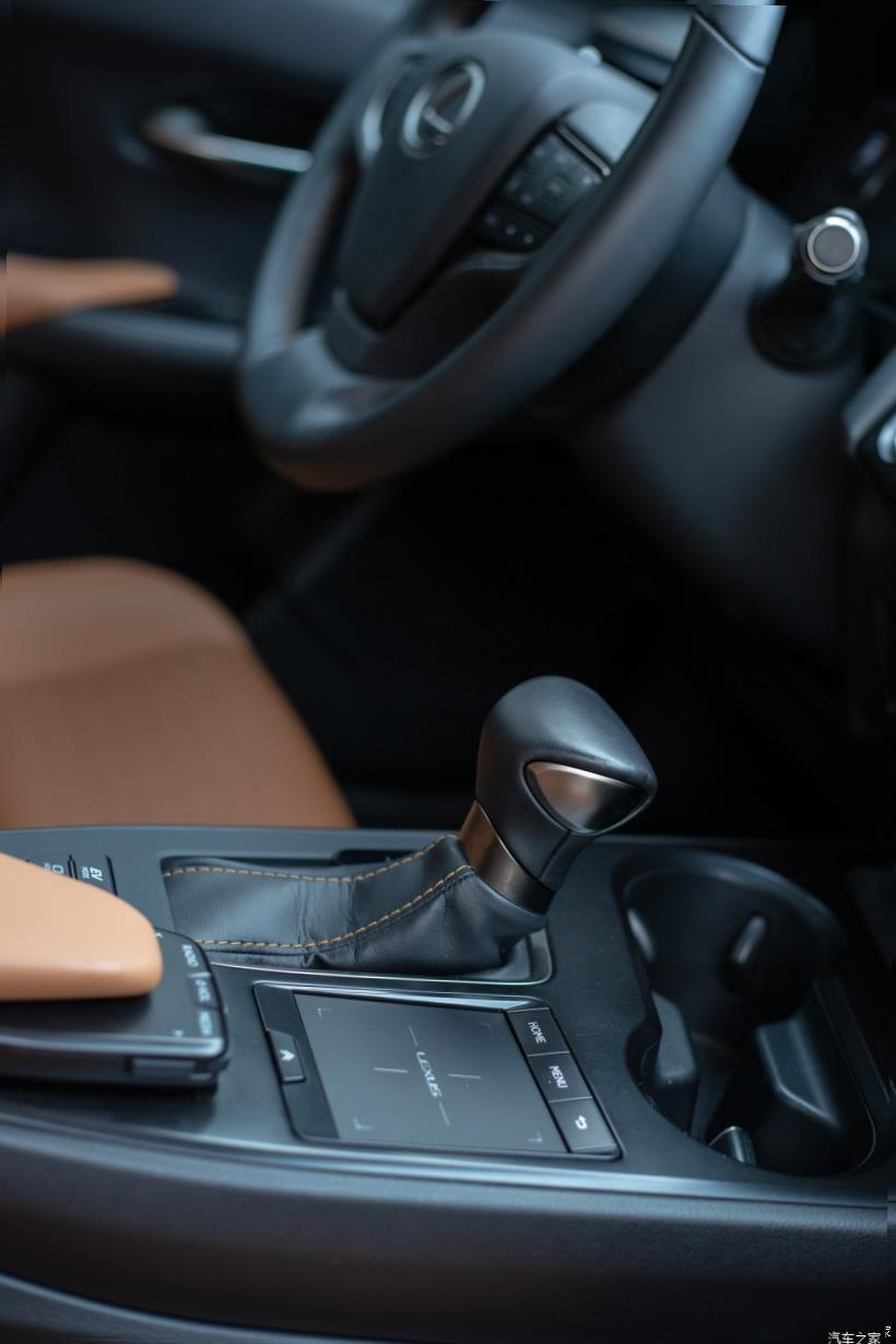 Lexus UX200 