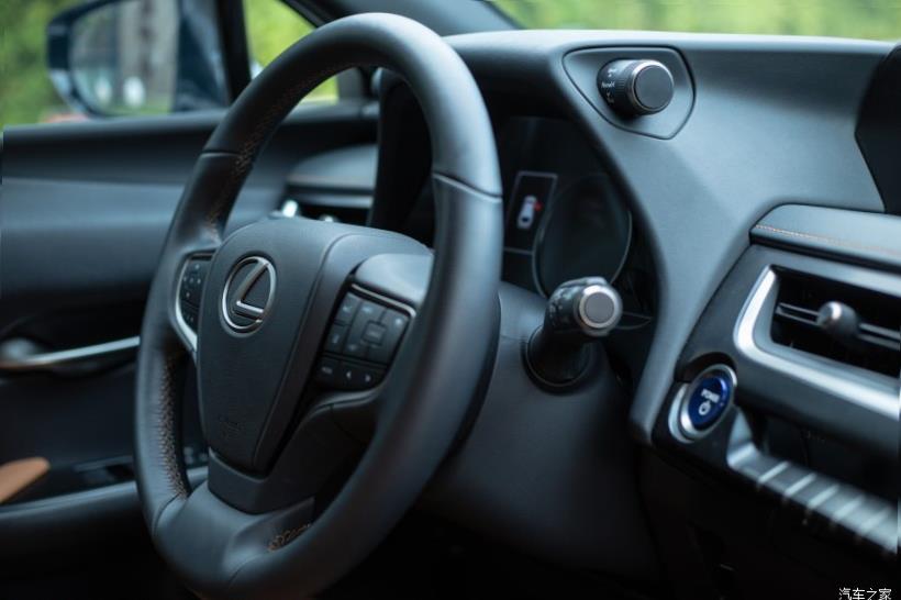 Lexus UX200 