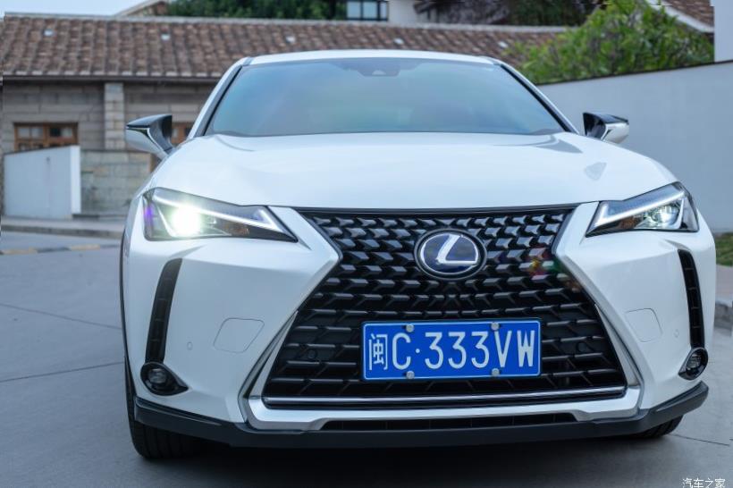 Lexus UX200 