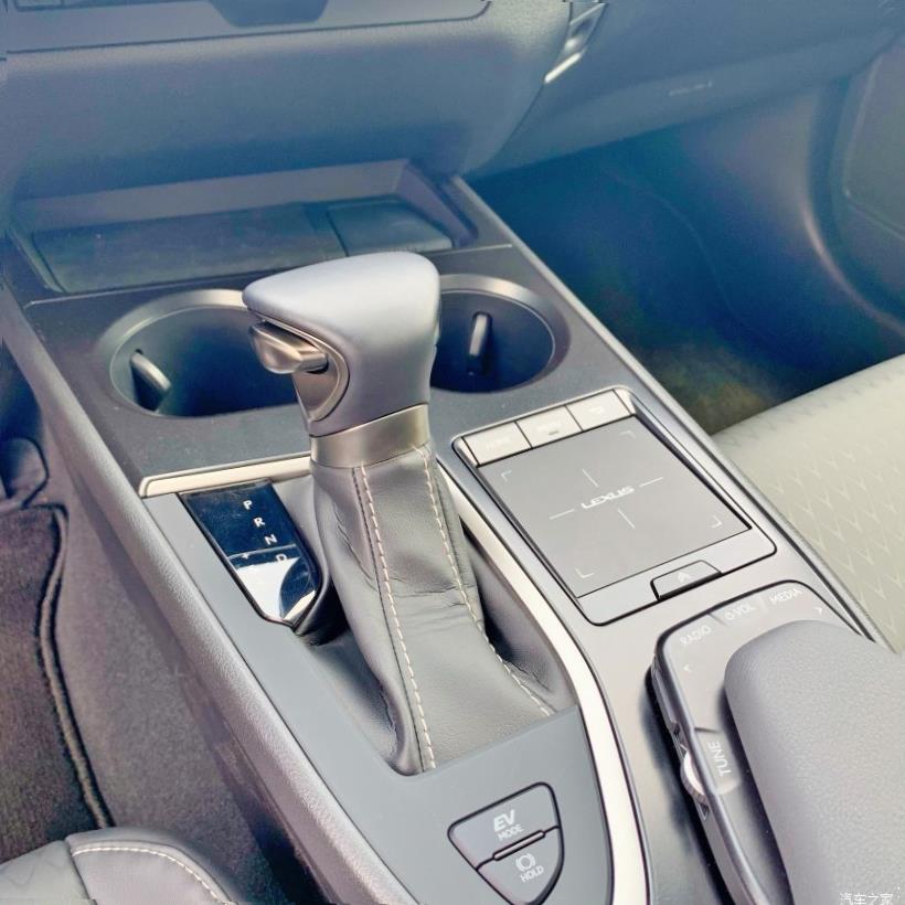 Lexus UX200 