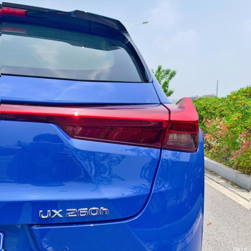 Lexus UX200 