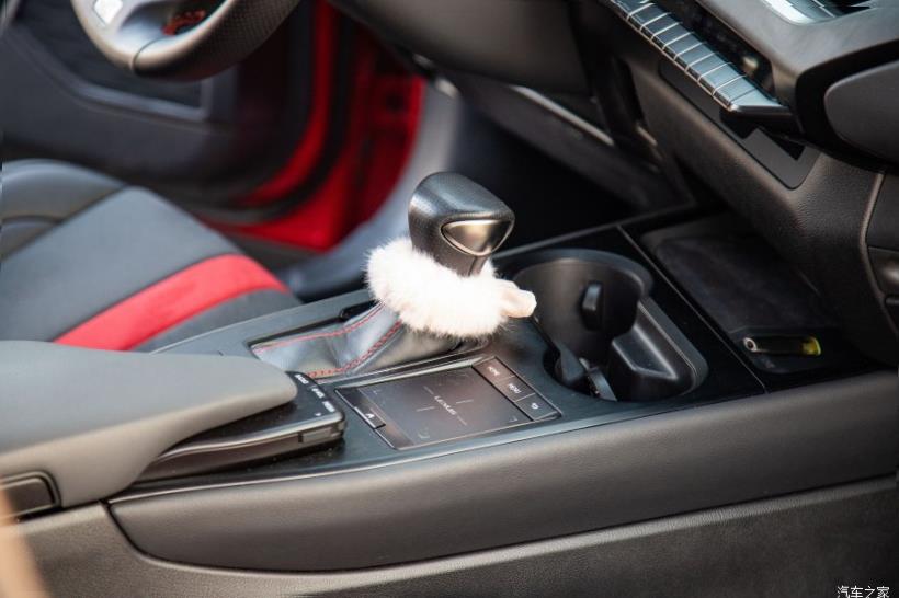 Lexus UX200 