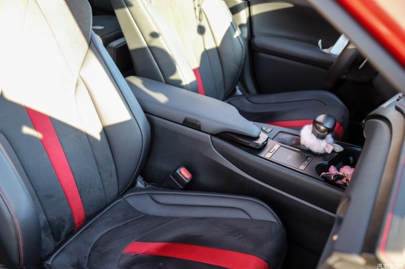 Lexus UX200 