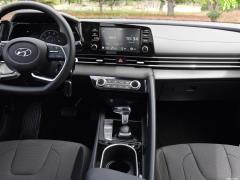 Hyundai Elantra  Фото Hyundai Elantra